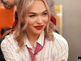 Transseksuele Emma Rose met kleine tieten neukt een man zonder condoom in de metro