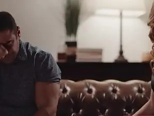 Il patrigno scopre la trans Crystal Thayer