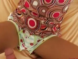 Ladyboy Pae da una mamada y se la follan por el culo a pelo