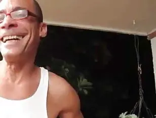 लैटिना ट्रैनी उसके मुर्गा बीटीएस के साथ खेल रहा है