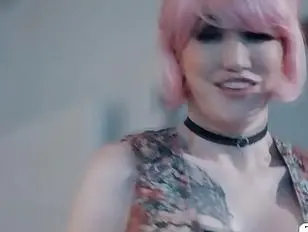 El hermanastro triste folla a pelo a su hermanastra TS