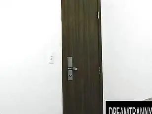 La giovane ninfomane TS Isa Laurence si fa sfondare il culo nel suo primo rapporto a tre DAP