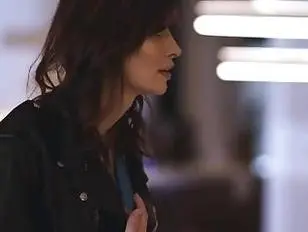 Koko scopa sul divano con indosso un tutore