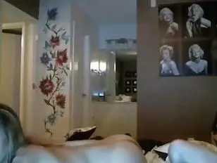 Una transessuale tettona in forma cavalca un cazzo al contrario