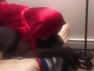 रेशमी वस्त्र पहने क्रॉसड्रेसर को हड्डी तक गहराई से चोदा गया