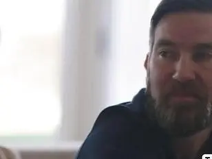 Triste belle-fille transexuelle analysée par son beau-père