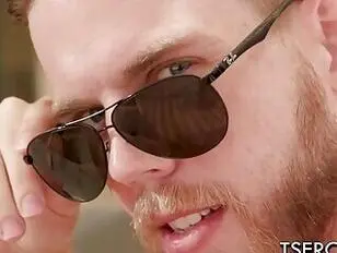 La ragazza trans Brittney Kade viene scopata in piscina