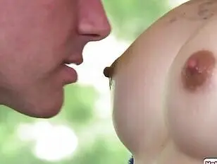 La trans aux gros seins Casey Kisses se fait sucer par son petit ami