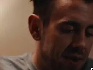 Красивый чувак трахнул в анал свою тощую транс-сводную сестру