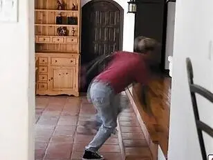 Trans y compañera de cuarto se follan a la vecina tetona