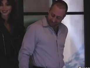 जोएल की पत्नी उसे कोर्रा जैसी ट्रांसवुमन सुन्दरी के साथ संभोग करने दे सकती है