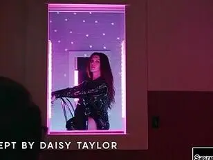 La strip-teaseuse trans aux gros seins Daisy Taylor se fait démonter par un mec.