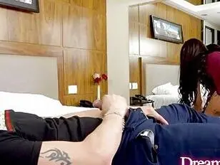 La trans Thaysa Carvalho viene riempita di sperma