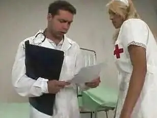 Une infirmière aux gros seins fait de son mieux pour le plus grand plaisir des patients