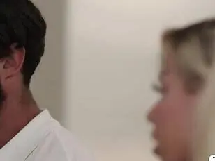 Bodacious TS cavalca il cazzo enorme del fratellastro