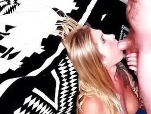 Transsexuelle blonde encrée se fait pilonner le cul par son petit ami