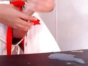 Tranny acariciando su shecock en la parte superior de un charco de semen